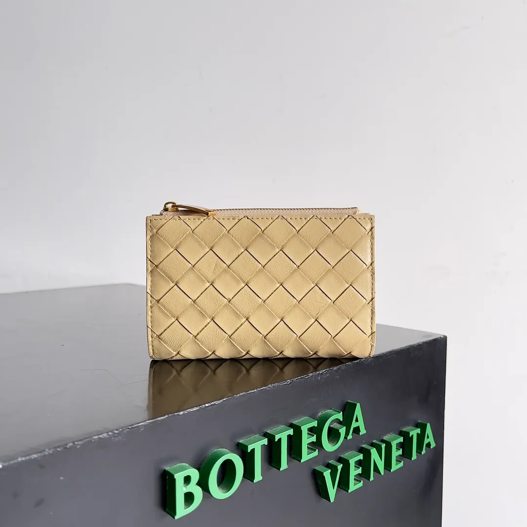 Batch 960 of BOTTEGA VENETA’s new woven small wallets are now shipping! ! ! 🥰🥰Made of carefully selected first-layer sheepskin fabric, this small luxury wallet has an elegant appearance and is also full of practicality. It can store change, driver's license and various cards at the same time. It is so small that it can be put in your pocket and carried with you. It is really convenient [Applause][Applause] Style No.: 667468 Size: 14.5*9.3*2cm